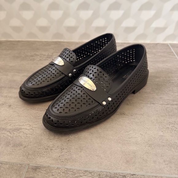 Michael Kors Finley womens black leather perforated loafers size 7M - Picture 3 of 12